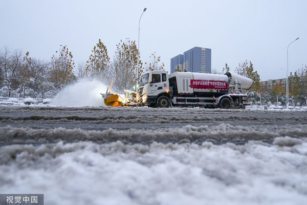 ▲鄭州下暴雪，鏟雪車及人力雙管齊下清掃積雪。（圖／CFP）