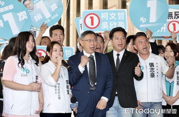 ▲第16屆總統、副總統候選人號次抽籤，台灣民眾黨陣營代表柯文哲。（圖／記者李毓康攝）