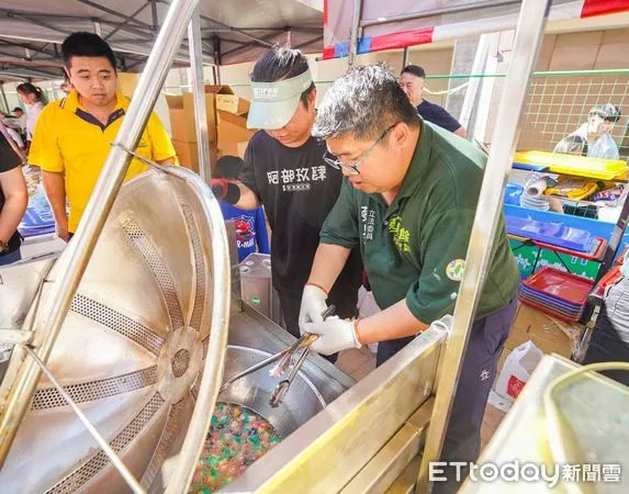 ▲▼ 水上愛心嘉年華 立委蔡易餘下廚地瓜球 動手做愛心  。（圖／記者翁伊森翻攝）