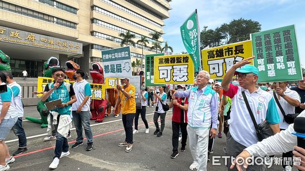 ▲▼轟被監控又栽贓！郭倍宏率眾繞高市府抗議　狠批政風處變東廠 。（圖／記者吳世龍攝）