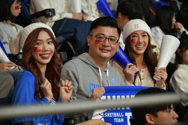 ▲▼籃球協會理事長謝典林（中）與Luxy grils（左右）受邀成為《女孩上場2》球賽觀眾，為台灣女籃加油             。（圖／客家電視台）