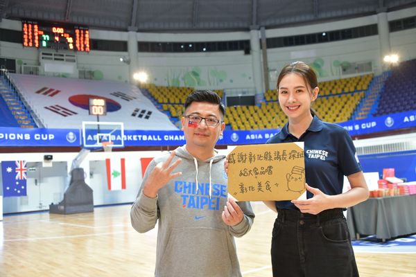 ▲▼籃球協會理事長謝典林（中）與Luxy grils（左右）受邀成為《女孩上場2》球賽觀眾，為台灣女籃加油             。（圖／客家電視台）