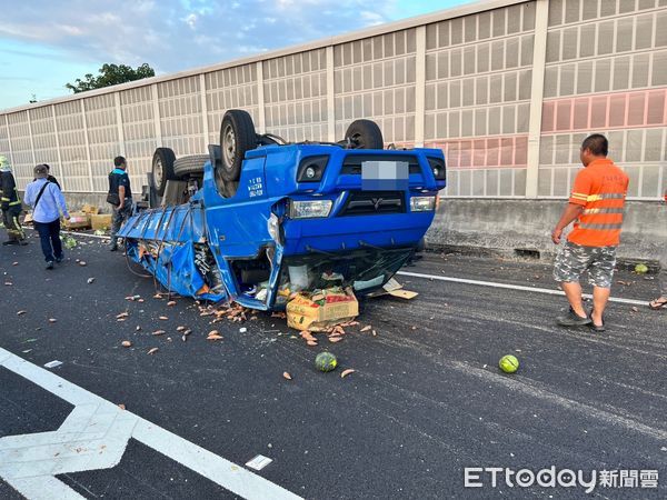 ▲▼國1北上銅鑼交流道出口3車追撞車禍，大、小貨車翻覆，6人輕傷、回堵7公里。（圖／記者蔡文淵翻攝）