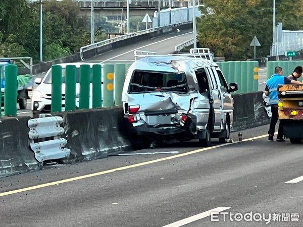 ▲▼國1北上銅鑼交流道出口3車追撞車禍，大、小貨車翻覆，6人輕傷、回堵7公里。（圖／記者蔡文淵翻攝）