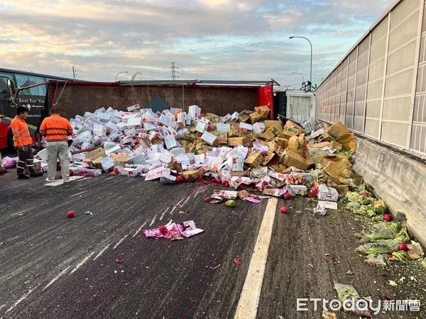 ▲▼國1北上銅鑼交流道出口3車追撞車禍，大、小貨車翻覆，6人輕傷、回堵7公里。（圖／記者蔡文淵翻攝）