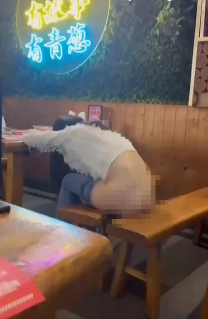 ▲深圳一名女子喝醉公然脫褲放尿，被人看光光。（圖／翻攝X）