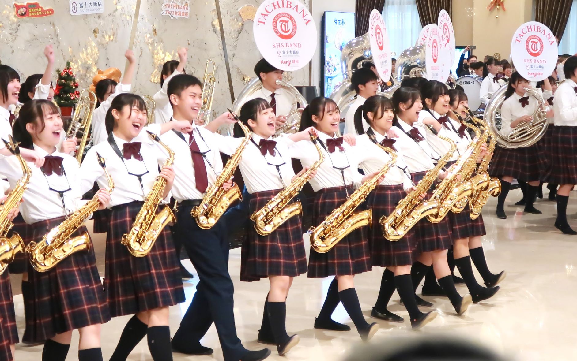 ▲「橘色惡魔」日本京都橘高校吹奏樂部今（11日）於富士大飯店快閃演出。（圖／富士大飯店提供）