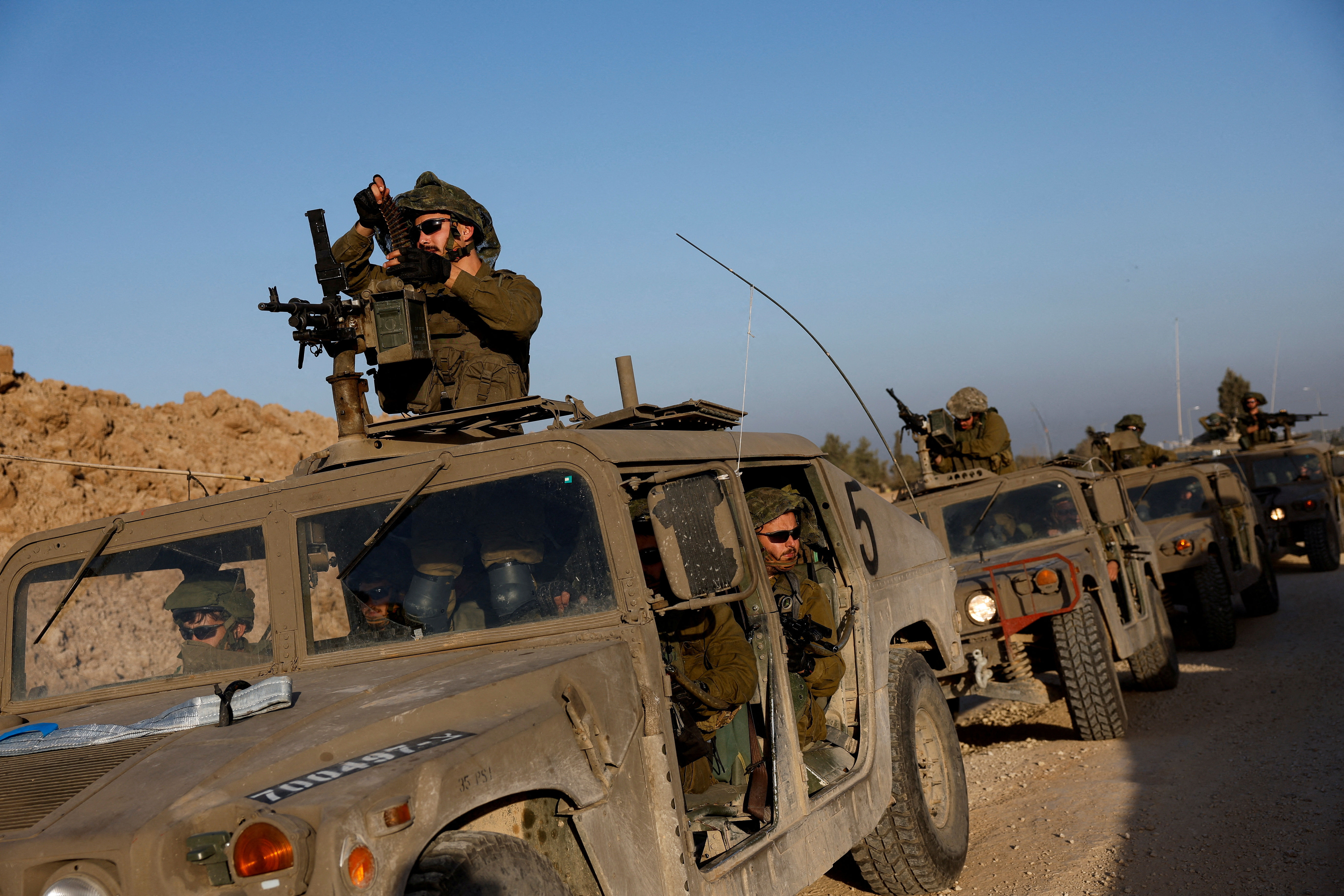 ▲▼ 在以色列與加薩邊境，準備進入加薩的以軍部隊。（圖／路透）