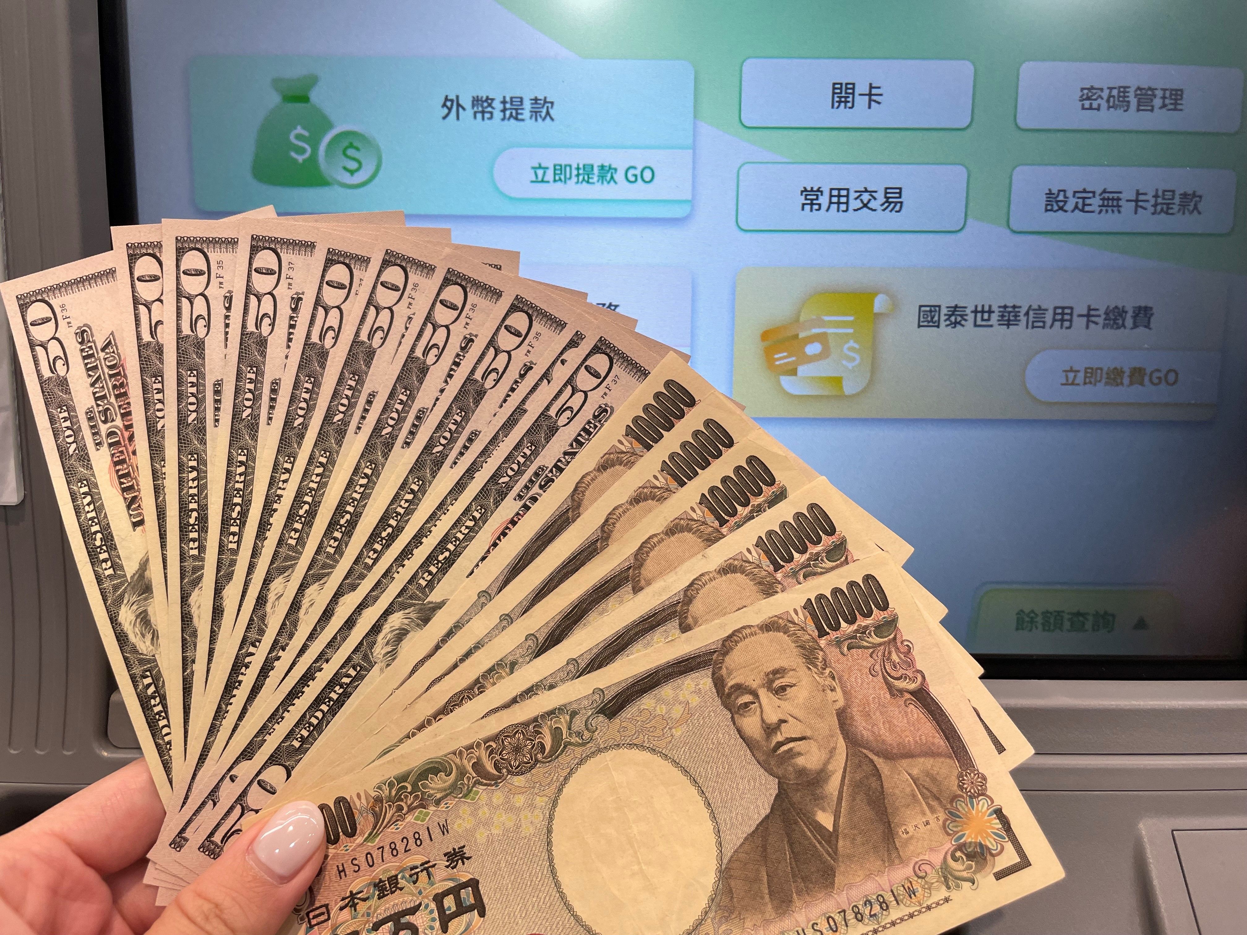 ▲國泰世華銀行於全台165家分行廣設外幣ATM，提供全年不打烊的美金、日圓外幣提款功能。（圖／國泰世華銀提供）