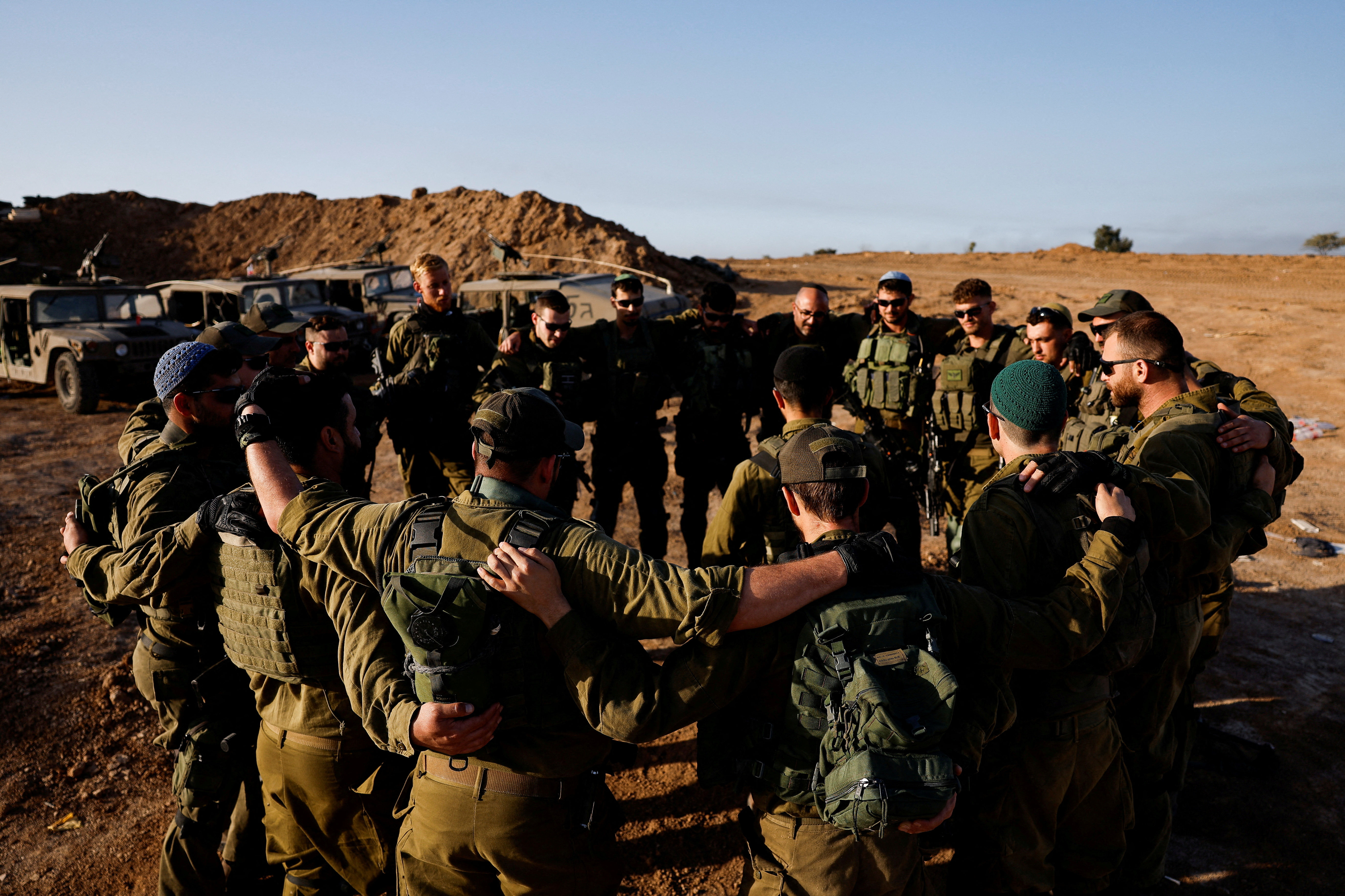 ▲▼ 在以色列與加薩邊境，準備進入加薩的以軍部隊。（圖／路透）