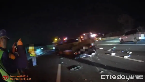 ▲▼快訊／國道1號嚴重車禍5輕重傷　21歲男無生命跡象送醫。（圖／記者翁伊森翻攝）