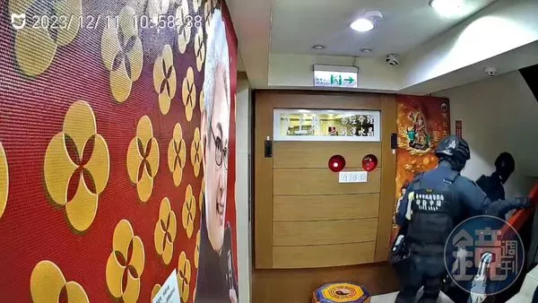 詐團隱身在人聲鼎沸的台北市忠孝東路商辦大樓，其樓上正是知名命理大師蔡上機辦公室。圖為專案小組搜約前經過蔡上機辦公室。（讀者提供）