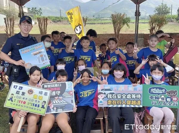 ▲枋寮警分局建興派出所員警在建興國人進行交通、防詐騙等宣導             。（圖／記者陳崑福翻攝）