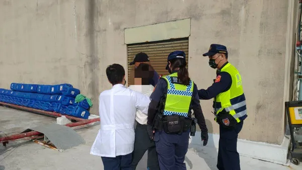 ▲台南市立醫院12日上午傳出有病患欲跳樓，在醫院及警消人員合力下，安撫勸下當事人，平安解除這場危機。（圖／民眾提供，下同）