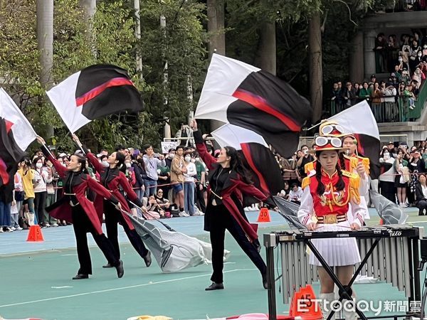 ▲北一女樂儀旗隊表演。（圖／記者楊惠琪攝）