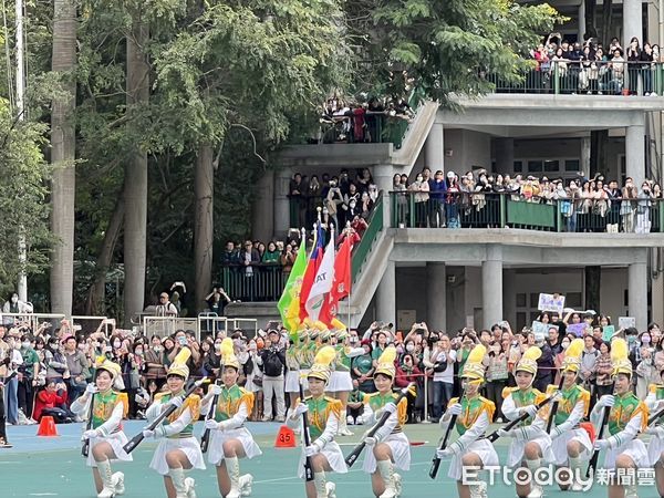 ▲北一女樂儀旗隊表演。（圖／記者楊惠琪攝）