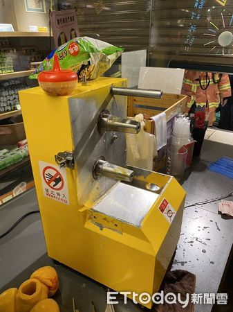 ▲▼員工的大拇指捲入榨果汁機，差點斷肢             。（圖／記者戴上容翻攝）