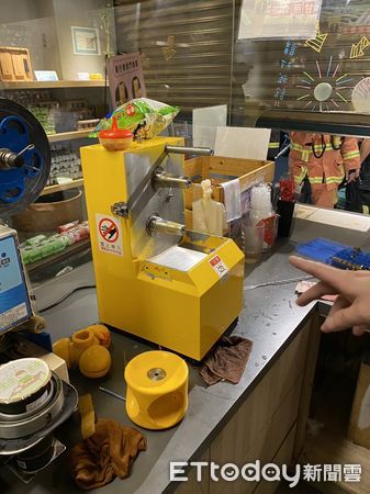 ▲▼員工的大拇指捲入榨果汁機，差點斷肢             。（圖／記者戴上容翻攝）