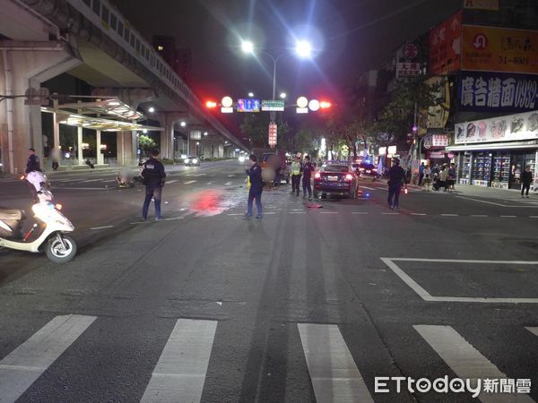 ▲▼       新莊小貨車闖紅燈，撞飛左轉機車，騎士傷重插管搶救中      。（圖／記者陳以昇翻攝）