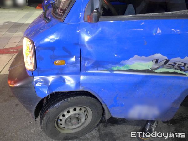 ▲▼       新莊小貨車闖紅燈，撞飛左轉機車，騎士傷重插管搶救中      。（圖／記者陳以昇翻攝）