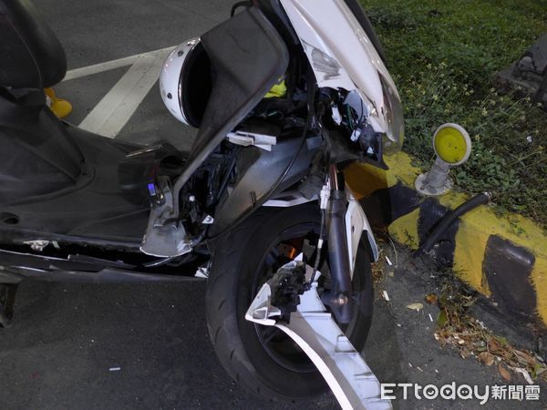 ▲▼       新莊小貨車闖紅燈，撞飛左轉機車，騎士傷重插管搶救中      。（圖／記者陳以昇翻攝）