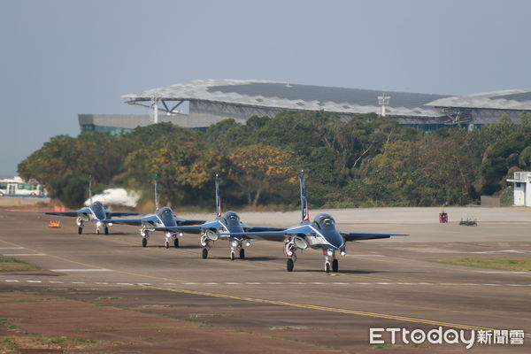 ▲超帥氣！漢翔宣布國機國造年目標達標，董座胡開宏親率4架勇鷹飛台東。（圖／漢翔公司提供）