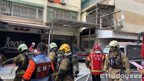 ▲台南市北區民德路85巷1處民宅，12日下午發生火警，1樓處有濃煙竄出，消防人員接駁水線延伸進火場射水搶救。（圖／民眾提供，下同）