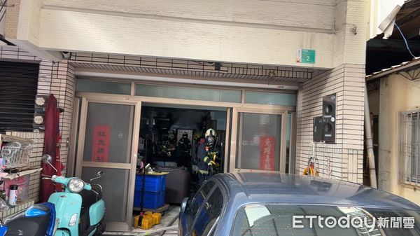 ▲台南市北區民德路85巷1處民宅，12日下午發生火警，1樓處有濃煙竄出，消防人員接駁水線延伸進火場射水搶救。（圖／民眾提供，下同）