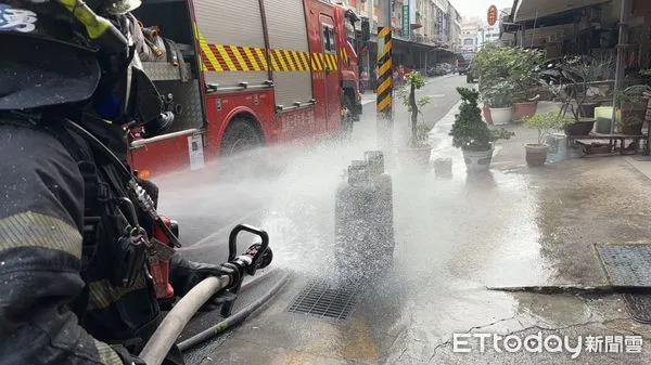 ▲台南市北區民德路85巷1處民宅，12日下午發生火警，1樓處有濃煙竄出，消防人員接駁水線延伸進火場射水搶救。（圖／民眾提供，下同）