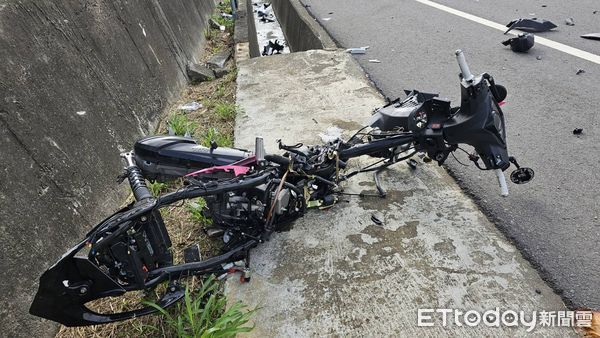 ▲▼        台1線雙載機車遭撞，20歲男女噴飛雙亡，機車幾乎粉碎解體     。（圖／記者蔡文淵翻攝）