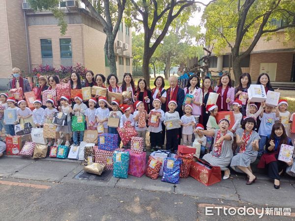 ▲2023年「星願心願」環球幼兒園心願樹活動，各界愛心匯集500份聖誕禮物，舉辦隆重捐贈儀式並捐贈家扶10萬元助學金。（圖／記者蔡佩旻翻攝）