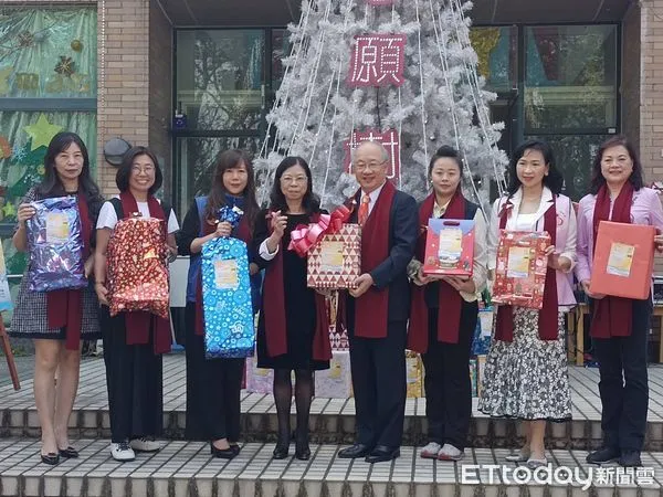 ▲2023年「星願心願」環球幼兒園心願樹活動，各界愛心匯集500份聖誕禮物，舉辦隆重捐贈儀式並捐贈家扶10萬元助學金。（圖／記者蔡佩旻翻攝）