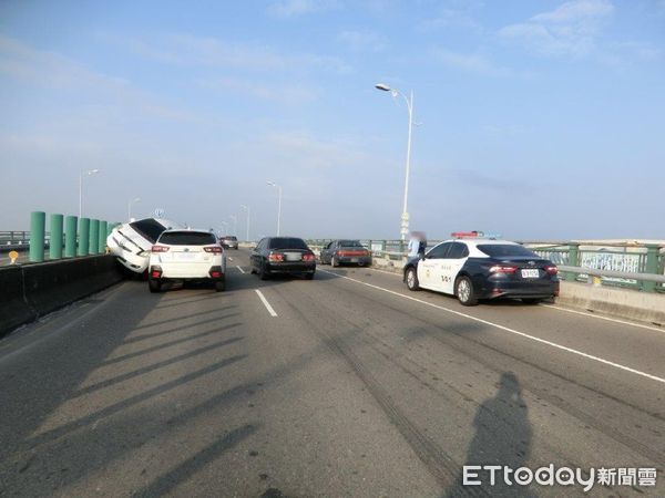 ▲雙園大橋3車交通事故           。（圖／記者陳崑福翻攝）