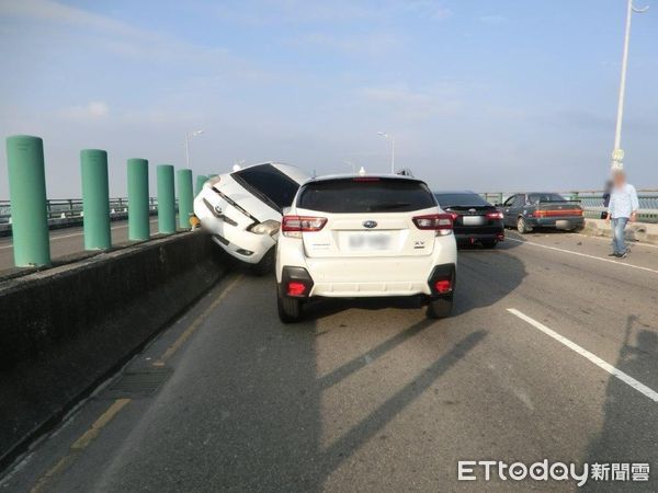 ▲雙園大橋3車交通事故           。（圖／記者陳崑福翻攝）