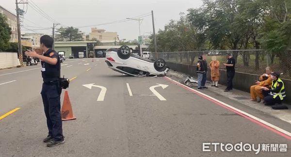 ▲▼疑助念太疲倦！高雄法師開車自撞電線桿。（圖／記者吳世龍翻攝）