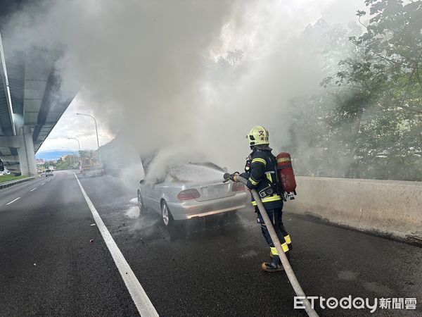 ▲▼國1北上泰山轉接道賓士車火燒車，駕駛求警消先救高爾夫球具             。（圖／記者陳以昇翻攝）