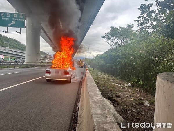 ▲▼國1北上泰山轉接道賓士車火燒車，駕駛求警消先救高爾夫球具             。（圖／記者陳以昇翻攝）