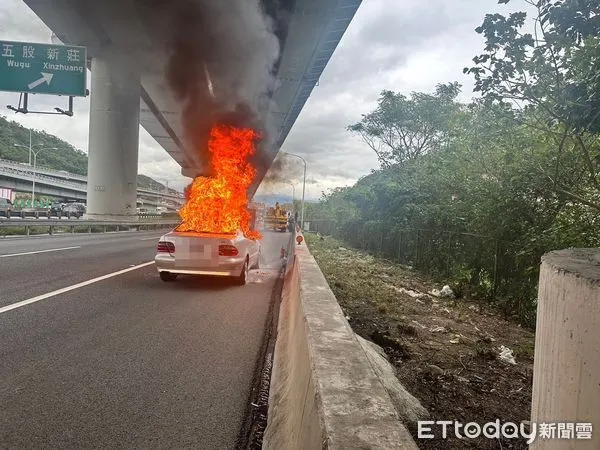 ▲▼國1北上泰山轉接道賓士車火燒車，駕駛求警消先救高爾夫球具             。（圖／記者陳以昇翻攝）