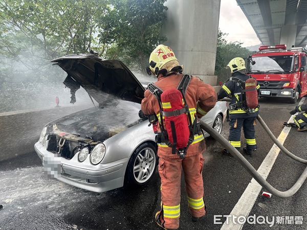 ▲▼國1北上泰山轉接道賓士車火燒車，駕駛求警消先救高爾夫球具             。（圖／記者陳以昇翻攝）