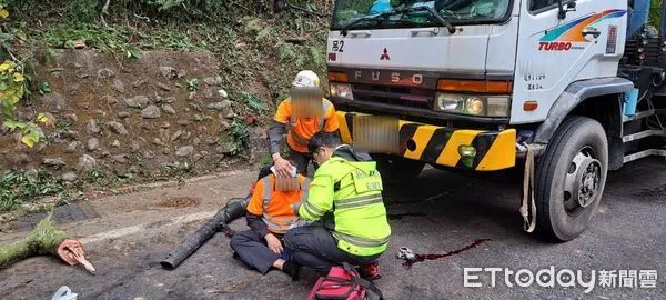 ▲▼北宜公路有工人遭樹幹砸破頭             。（圖／記者陳以昇翻攝）