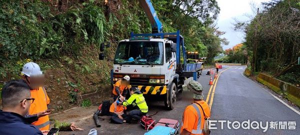 ▲▼北宜公路有工人遭樹幹砸破頭             。（圖／記者陳以昇翻攝）