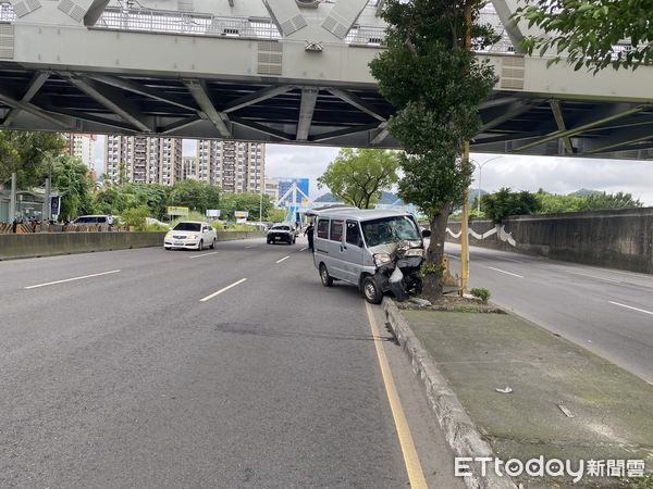 ▲▼新店駕駛感冒頭暈失控自撞路樹             。（圖／記者陳以昇翻攝）