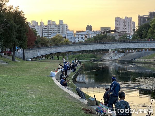 ▲▼興大康橋,釣魚,河堤,休憩,台中,中興大學,散步。（圖／記者許權毅攝）