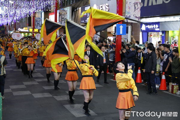 ▲▼橘色惡魔快閃西門遊行演出。（圖／記者湯興漢攝）