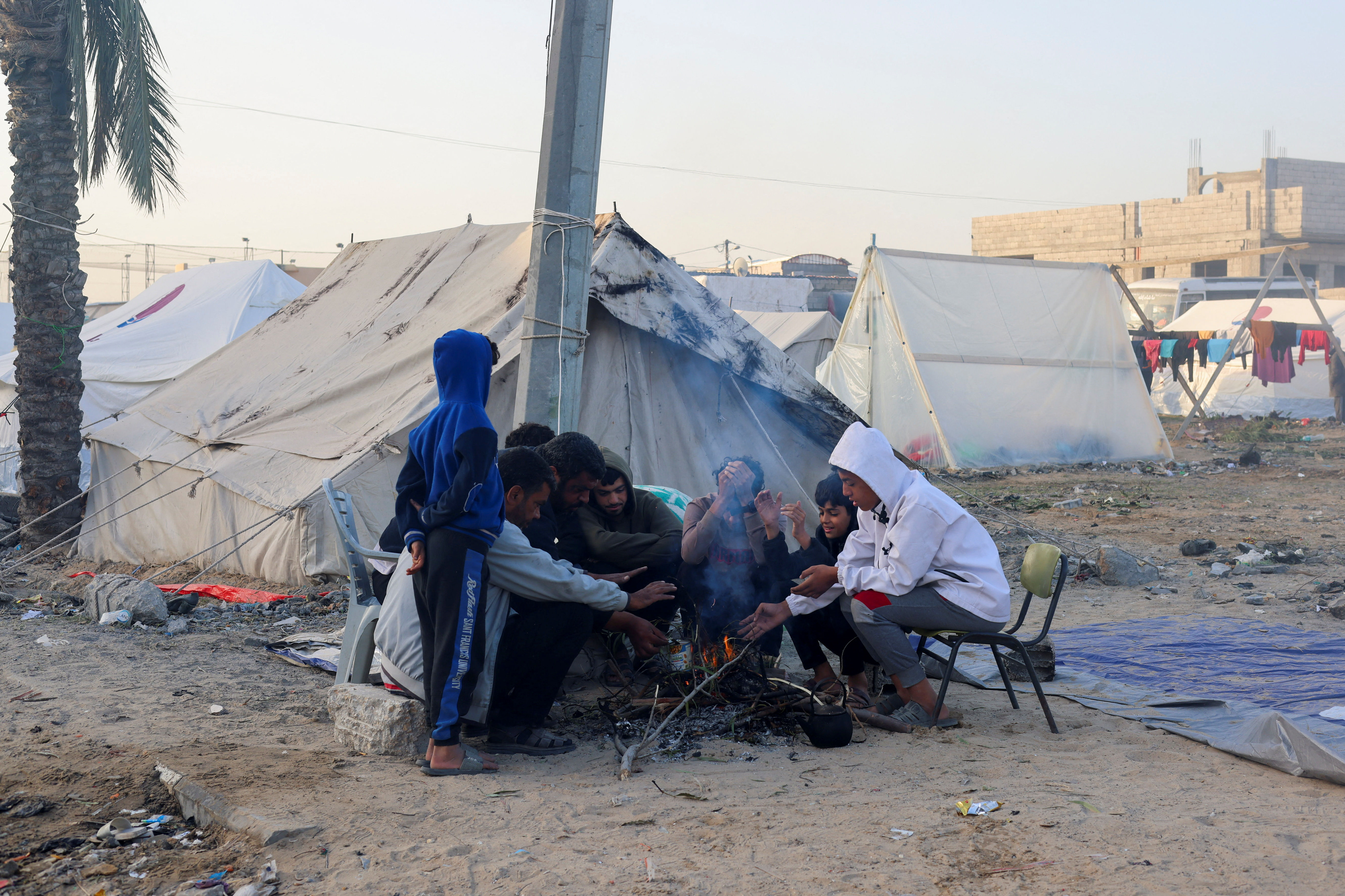 ▲▼流離失所的巴勒斯坦人在加薩走廊南部拉法的帳篷避難。（圖／路透）
