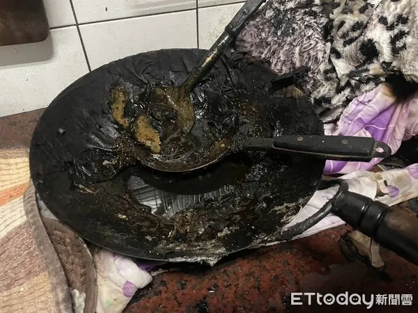 ▲▼蘆洲女講電話時忘了自己在炸白帶魚，把廚房燒了             。（圖／記者戴上容翻攝）