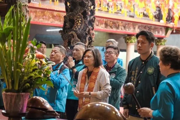 ▲蔡英文中壢慈惠堂參香為「賴蕭配」拜票