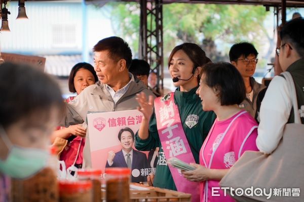 ▲民進黨台中立委候選人謝子涵12日在大雅展開一連串的陸戰行程，信賴姐妹會台中總會長廖婉如與立委林俊憲連番助陣，在地議員蕭隆澤也陪同一起拜票。廖婉如表示，謝子涵「投資未來世代」的政見，讓家長們很有感，未來進到國會一定能夠為孩子們爭取更多權益；立委林俊憲也表示，雖然他自己也在選舉，不過一定要來替謝子涵助陣，因為這是中部最艱困，但最堅韌、最重要的一席。             。（圖／記者陳弘修翻攝）