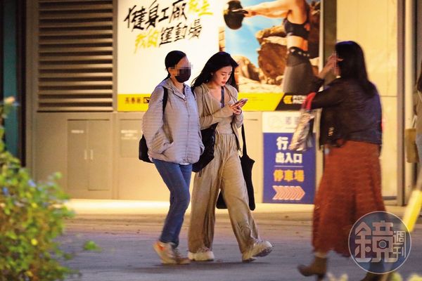 12月7日20：01，熊霓（右）和媽媽（左）漫步台北街頭，母女看來感情要好，但疑似沒什麼方向感。