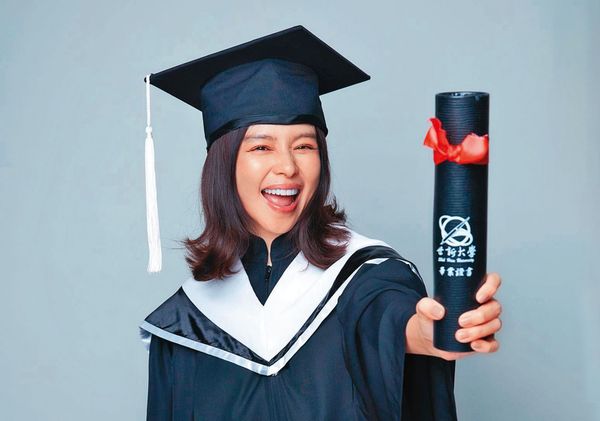 徐若瑄14歲就休學進演藝圈，2019年開心宣布從世新大學上海碩專班畢業。（翻攝自徐若瑄IG）